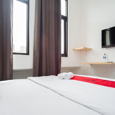 ホテル Reddoorz At Jalan Bangau パレンバン エクステリア 写真