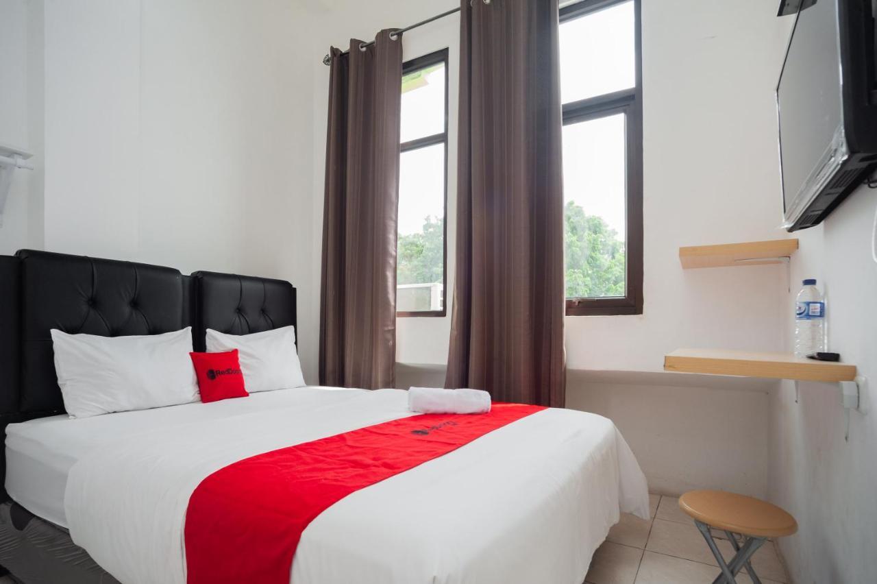 ホテル Reddoorz At Jalan Bangau パレンバン エクステリア 写真