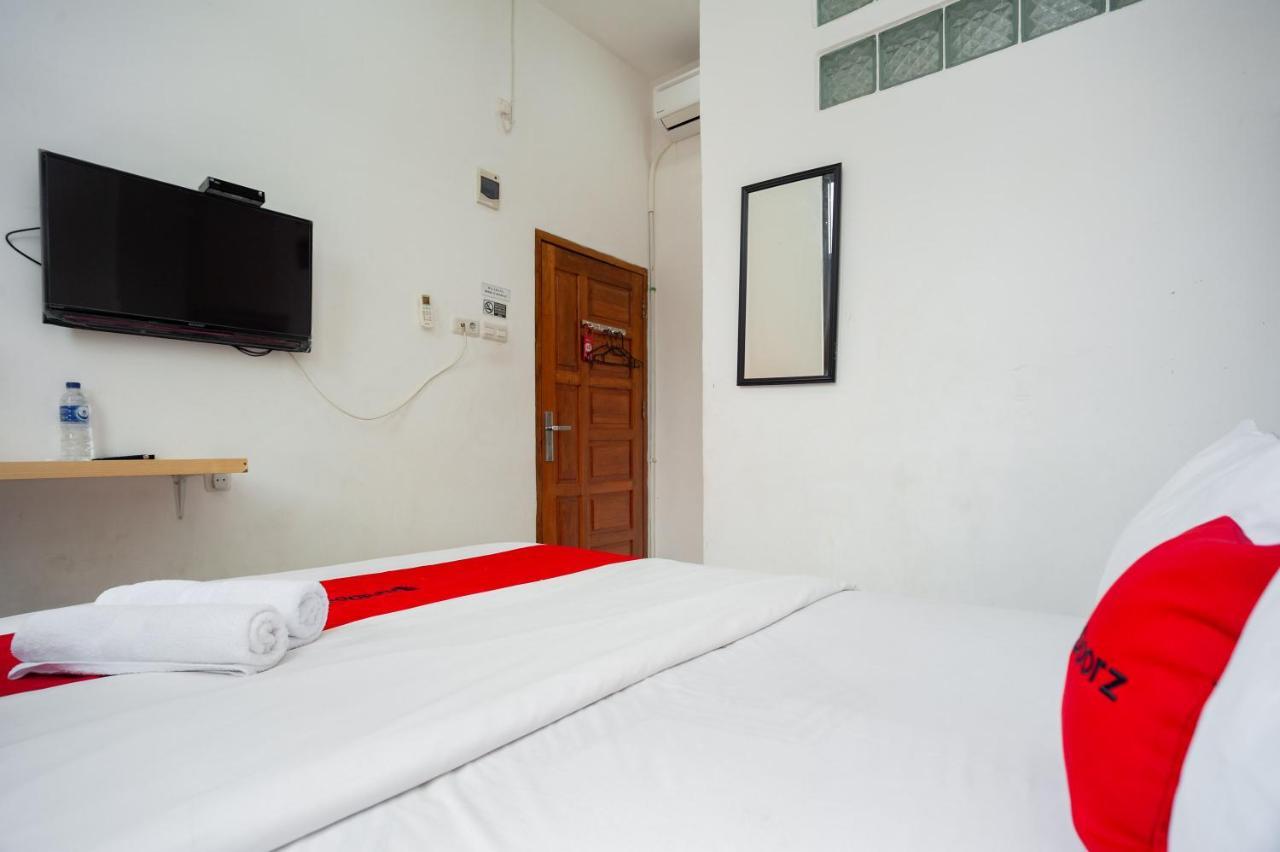 ホテル Reddoorz At Jalan Bangau パレンバン エクステリア 写真