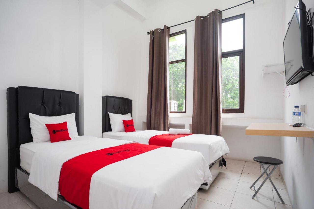 ホテル Reddoorz At Jalan Bangau パレンバン エクステリア 写真