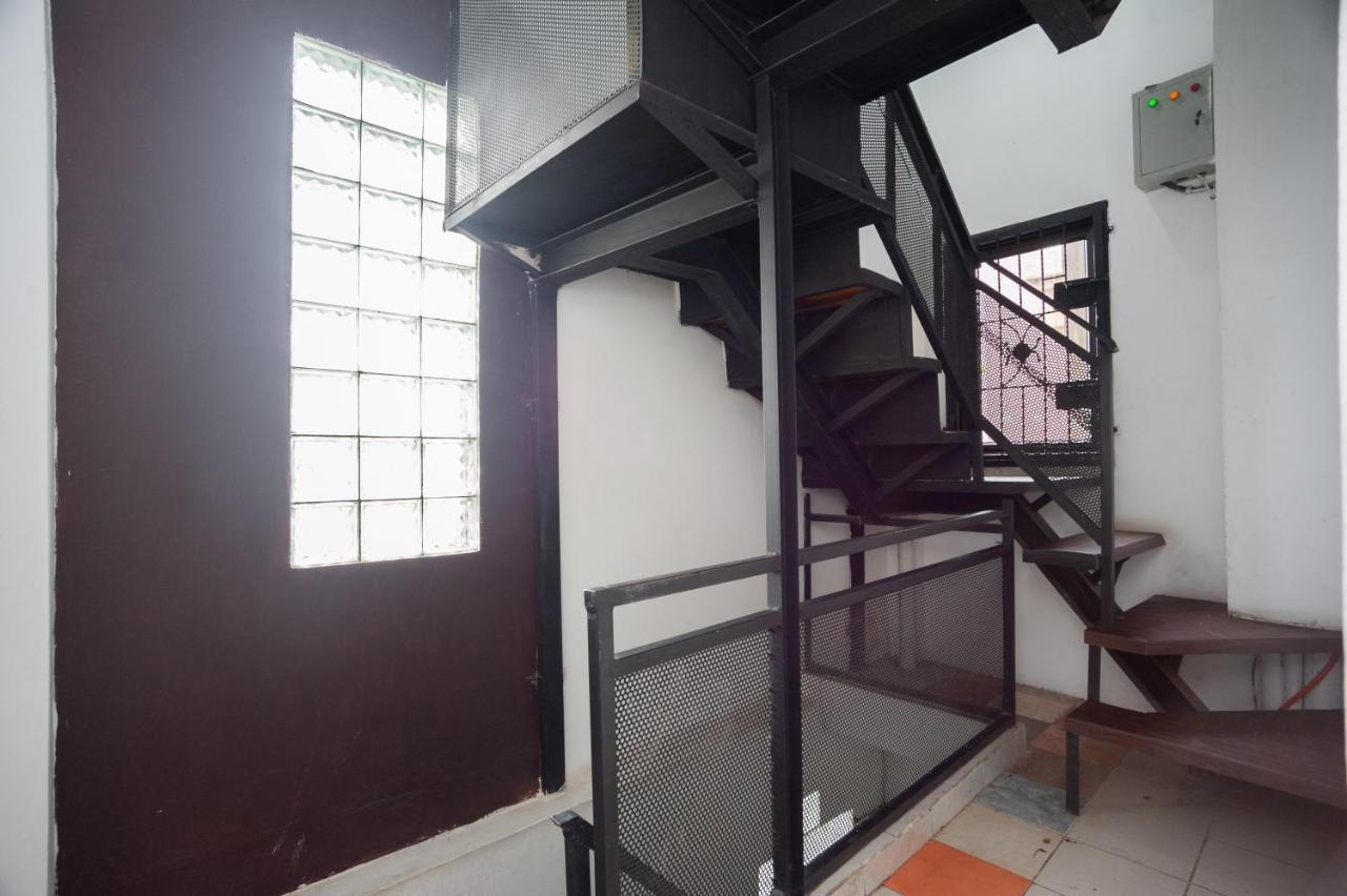ホテル Reddoorz At Jalan Bangau パレンバン エクステリア 写真