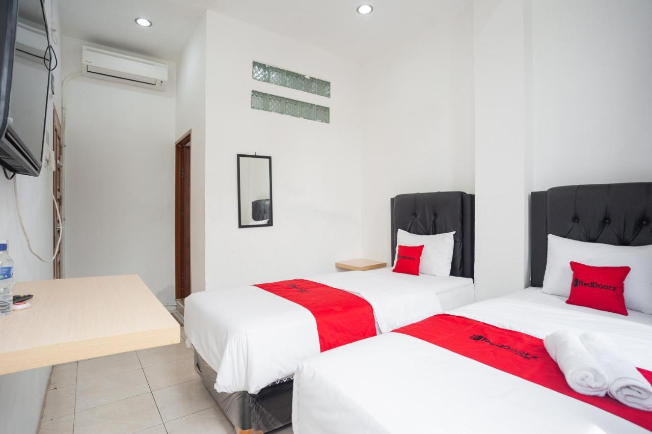 ホテル Reddoorz At Jalan Bangau パレンバン エクステリア 写真