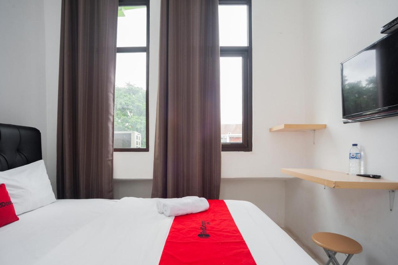 ホテル Reddoorz At Jalan Bangau パレンバン エクステリア 写真